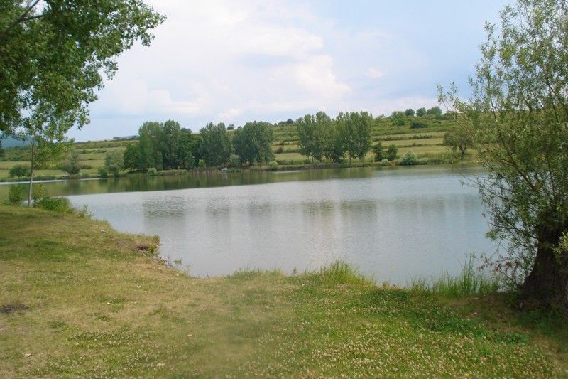 Jezero Bogács v letní krajině